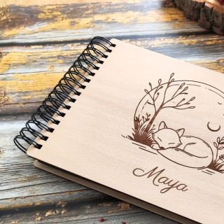 3 motivy, 3 příběhy –⁠ a ten tvůj čeká, až ho napíšeš. ✍️ 🦊 Lištička –⁠ jemná ilustrace se zvířátkem pod měsíčkem....