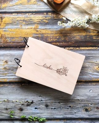 Malé A5 album, do kterého si můžeš schovat ty nejhezčí momenty – první výlet, lístek z kina, nebo jen fotku, která ti...